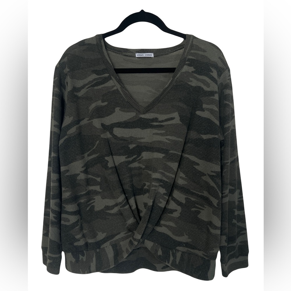 Waffle Knit green camo long sleeved top sz Med